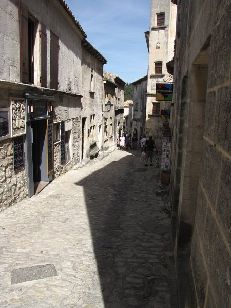 straatje les baux.jpg - Les Baux bestaat tegenwoordig voornamelijk uit winkels en eetgelegenheden.